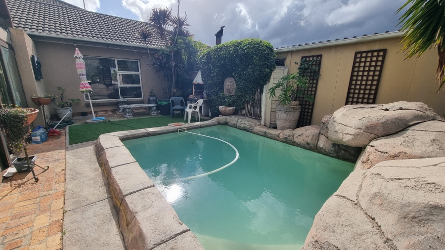 8 Bedroom Property for Sale in Die Bos Western Cape